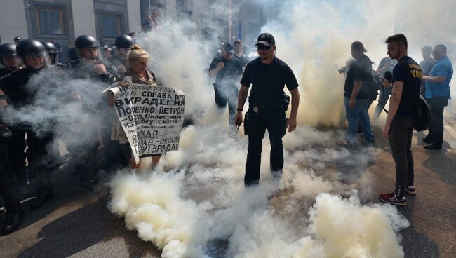 Участники акция протеста у здания Верховной рады Украины в Киеве. Архивное фото