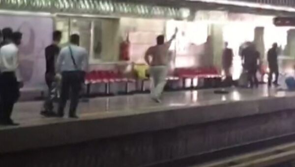 Мужчина с ножом ранил пять человек в метро Тегерана. Кадры очевидцев