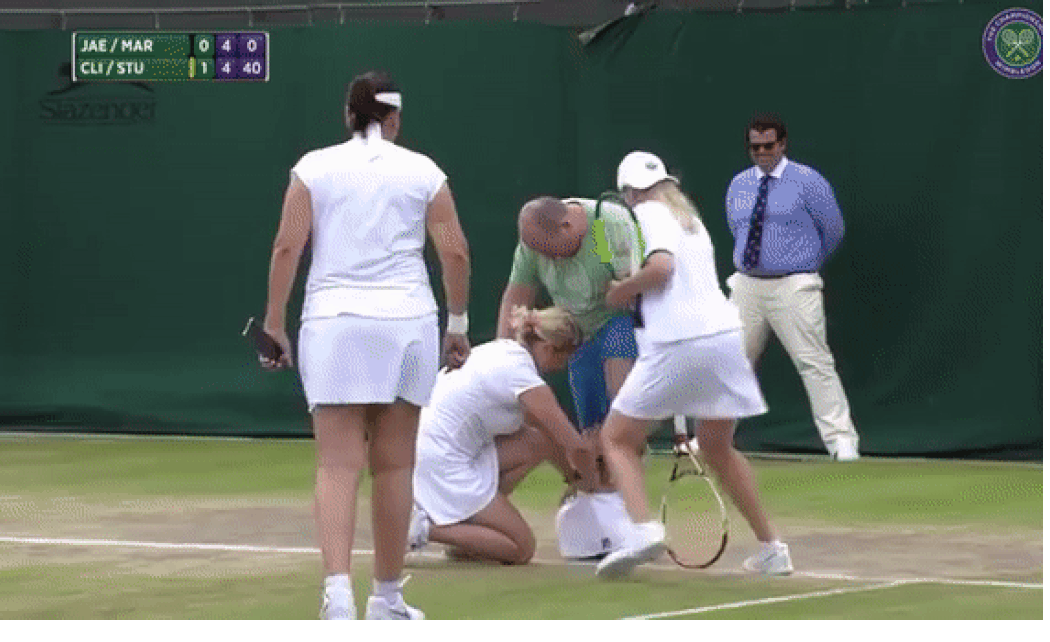 На Уимблдоне теннисистки заставили болельщика выйти на корт и надеть юбку