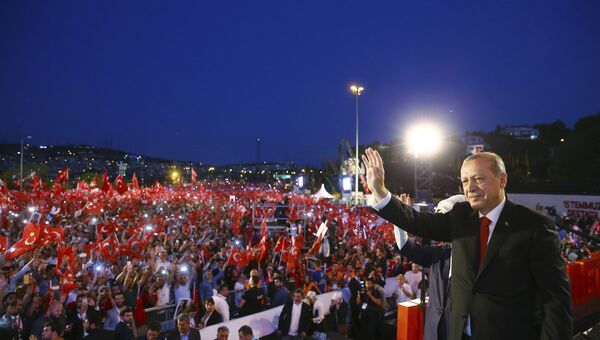 Президент Турции Реджеп Тайип Эрдоган во время митинга в честь неудачной попытки государственного переворота. 15 июля 2017