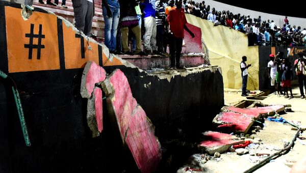 Обрушенная стена на стадионе Демба Диоп в Декаре после футбольного матча. 15 июля 2017