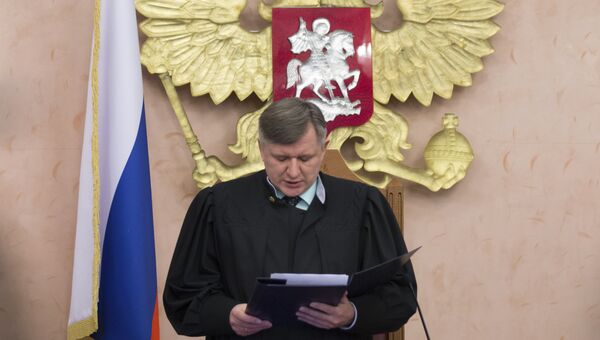 Судья Верховного суда России Юрий Иваненко читает решение в зале суда о запрете Свидетелям Иеговым работать в стране. Архивное фото