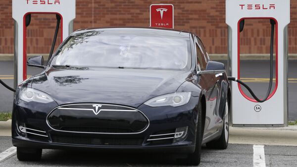 Автомобиль Tesla во время зарядки. Архивное фото