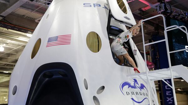 Кабина космического корабля SpaceX Dragon V2 в штаб-квартире SpaceX в Хоторне, штат Калифорния