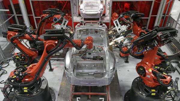 Сборка автомобилей Tesla на заводе в Фремонте, Калифорния