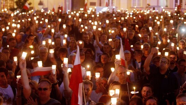 Протестующих держат свечи перед Верховным судом во время протеста в Варшаве. 16 июля 2017