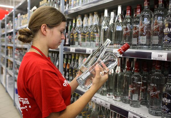 Сотрудница супермаркета в алкогольном отделе Сотрудница супермаркета в алкогольном отделе