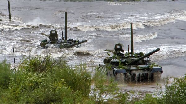 Форсирование реки танками Т-72 с оборудованием для подводного вождения танка во время тактического бригадного учения