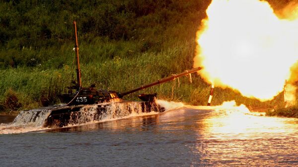 Танк Т-72 преодолевает водную преграду по дну водоема в рамках тактических учений подразделений 5-й общевойсковой армии ВВО