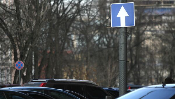Знак Движение прямо на одной из улиц Москвы. Архивное фото