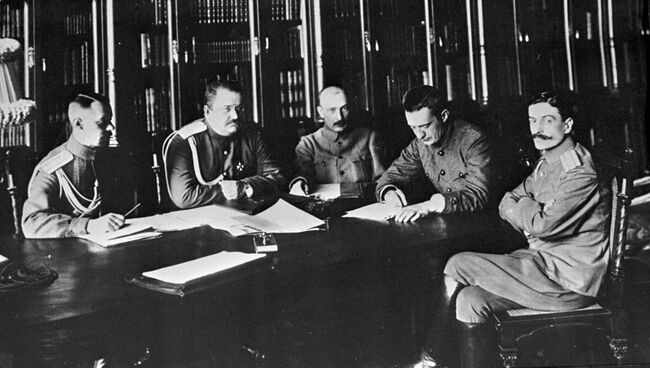 Заседание у военного министра в период мятежа Лавра Корнилова. Архивное фото