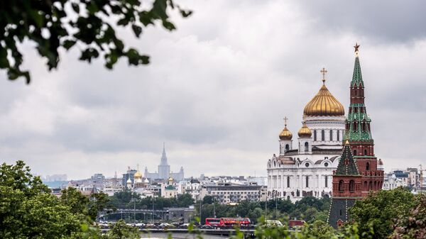 Вид на Кремль и храм Христа Спасителя в Москве