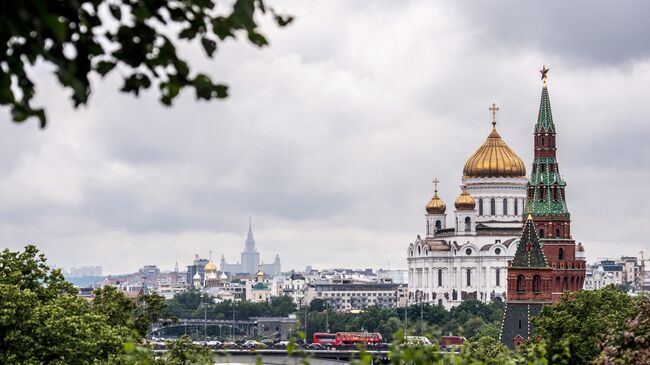Вид на Кремль и храм Христа Спасителя в Москве. Архивное фото