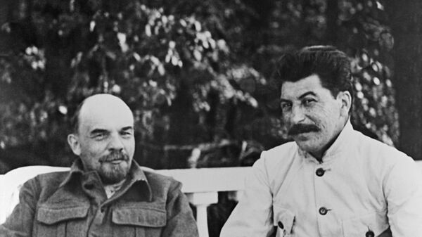 Владимир Ильич Ленин и Иосиф Виссарионович Сталин (справа) в Горках. 1922 год