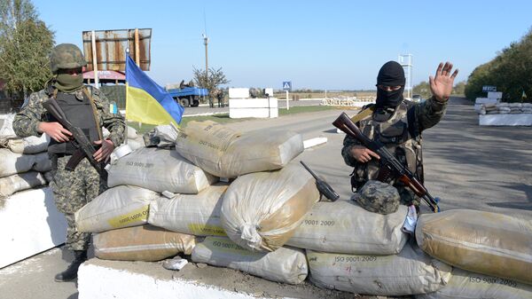Украинские военные на КПП в Мариуполе. Архивное фото