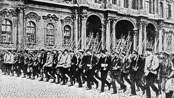 Отряд Красной гвардии на улицах Петрограда. 1917 год