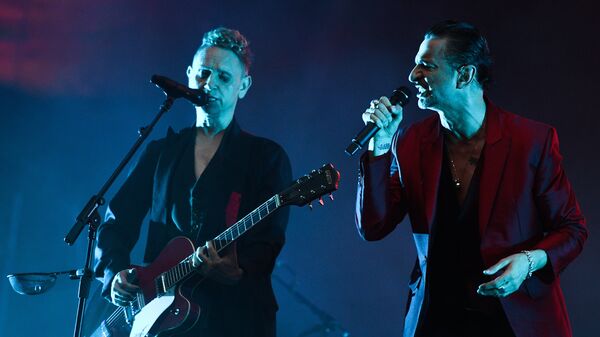 Участники британской группы Depeche Mode Дэйв Гaан и Мартин Гор выступают на концерте на стадионе Открытие Арена в Москве