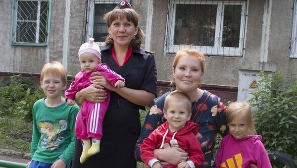 Сотрудница ПДН капитан полиции Евгения Шерина, которая помогла эвакуировать из горящего дома в городе Кемерово четырех детей. 18 июля 2017