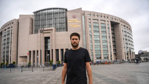 Активист Amnesty International Turkey дает интервью перед зданием суда Стамбула по поводу задержания его коллег. 17 июля 2017
