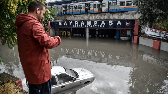 Затопленная в результате ливня станция метро в Стамбуле, Турция. 18 июля 2017