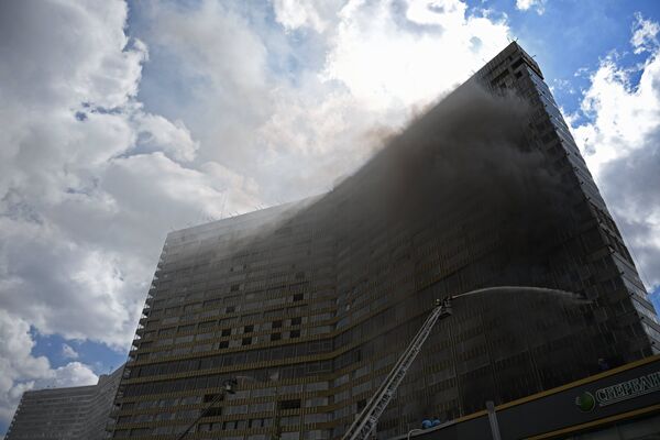 Сотрудники противопожарной службы на тушении возгорания в высотном здании на улице Новый Арбат в Москве