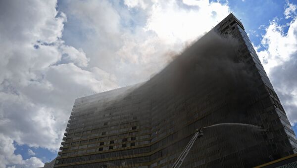 Сотрудники противопожарной службы на тушении возгорания в высотном здании на улице Новый Арбат в Москве