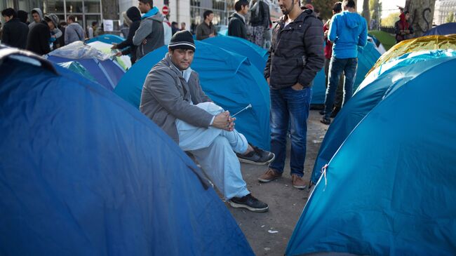 Мужчины в лагере беженцев во Франции. Архивное фото