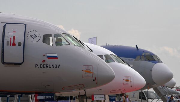 Ближнемагистральные пассажирские самолеты Sukhoi Superjet 100 и Ту-154М на Международном авиационно-космическом салоне МАКС-2017.  18 июля 2017