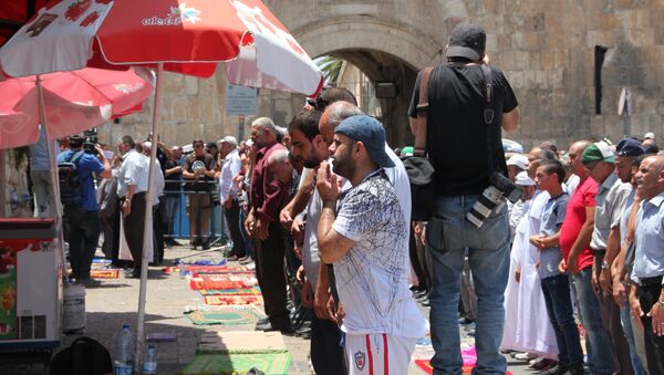 Мусульмане протестуют против решения израильских властей установить рамки металлоискателей при входе на Храмовую гору