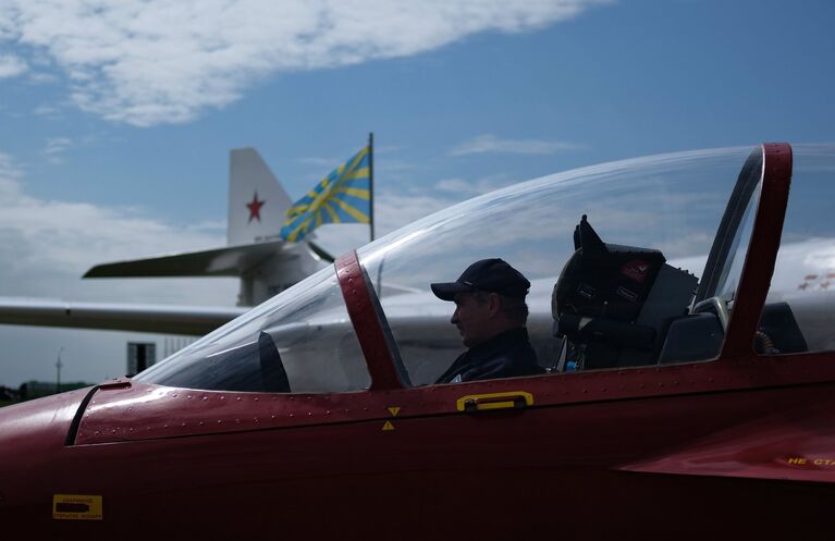 Участник в кабине спортивно-пилотажного реактивного самолета СР-10 на Международном авиационно-космическом салоне МАКС-2017 в Жуковском