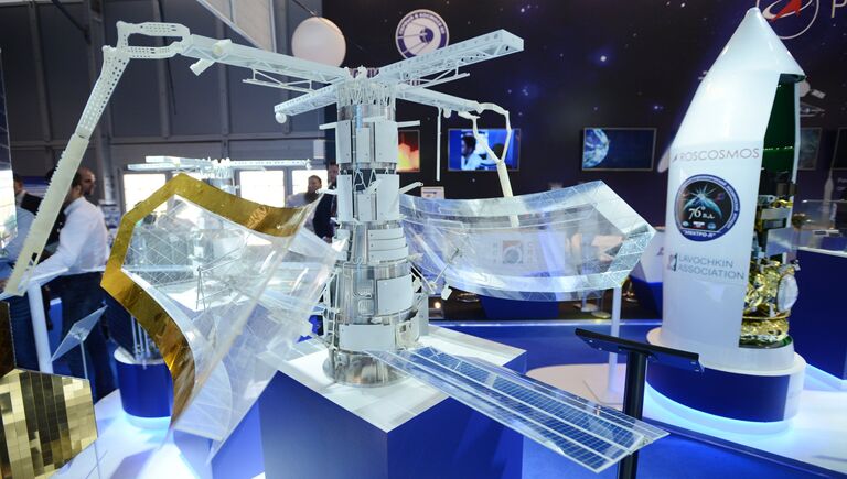 Макет космического аппарата Пион-НКС на стенде Федерального космического агентства Роскосмос на МАКС-2017 в Жуковском