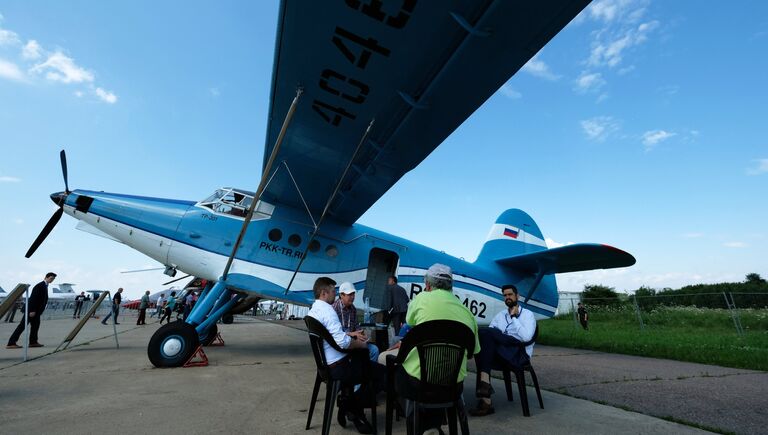 Посетители у самолета ТР-301 на Международном авиационно-космическом салоне МАКС-2017 в Жуковском