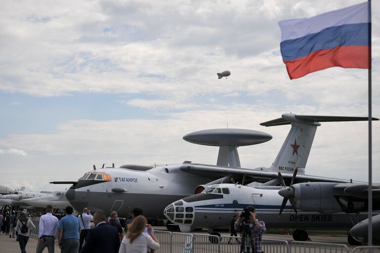 Самолет воздушного наблюдения и аэрофотосъёмки Ан-30 и самолет дальнего радиолокационного обнаружения и управления А -50У представленные на МАКС-2017