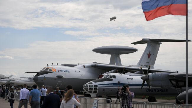 Самолет воздушного наблюдения и аэрофотосъёмки Ан-30 и самолет дальнего радиолокационного обнаружения и управления А -50У представленные на МАКС-2017