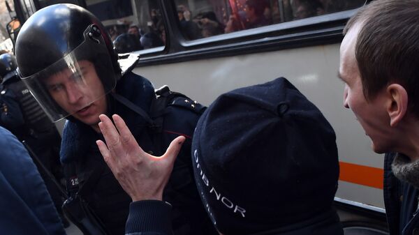 Сотрудник полиции и участники несанкционированной акции на Триумфальной площади в Москве. 26 марта 2017. Архивное фото