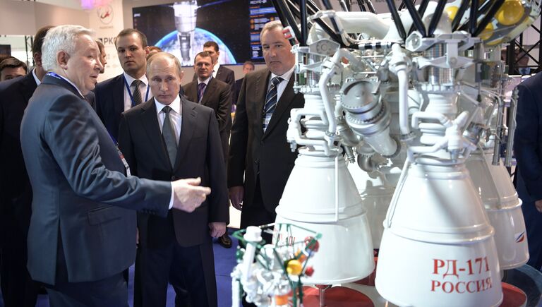 Президент РФ Владимир Путин во время посещения XIII Международного авиационно-космического салона МАКС-2017