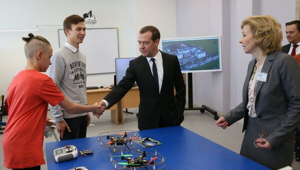 Председатель правительства РФ Дмитрий Медведев во время посещения средней школы № 36 в Великом Новгороде. 18 июля 2017