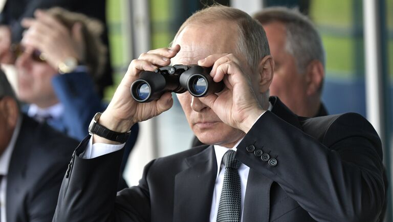 Президент РФ Владимир Путин наблюдает за демонстрационными полетами пилотажных групп во время посещения МАКС-2017
