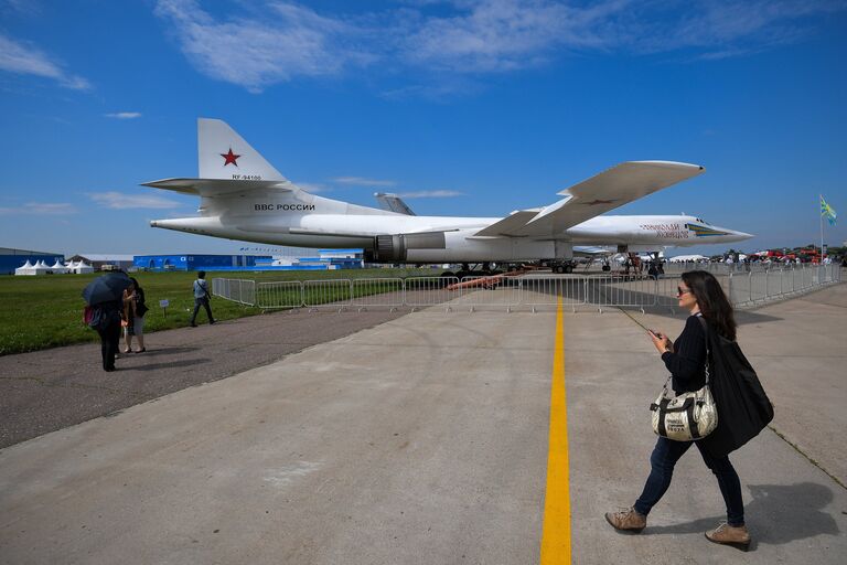 Стратегический бомбардировщик-ракетоносец Ту-160 Николай Кузнецов на Международном авиационно-космическом салоне МАКС-2017