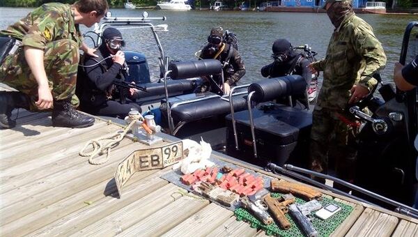 Оружие, найденное на дне реки Москва водолазами подразделения Центра специального назначения Витязь Росгвардии