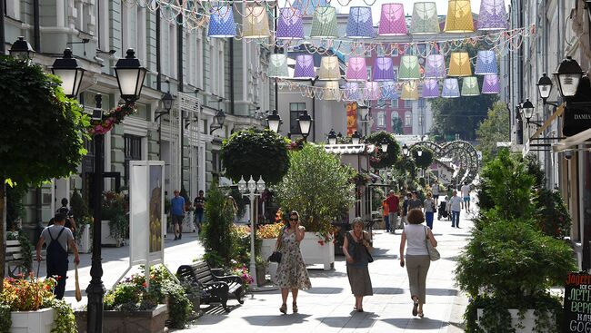 Прохожие гуляют в Столешниковом переулке в Москве. Архивное фото