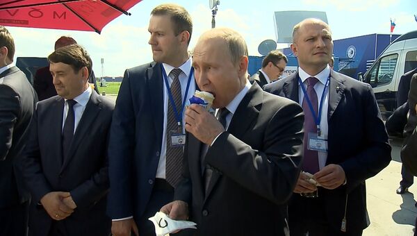 Стаканчик мороженого от президента - Путин угостил министров на авиасалоне МАКС