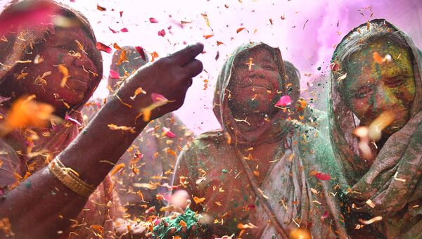 Вдовы на празднике красок. Работа фотографа Шаши Шекхара Кашьяпа из Индии