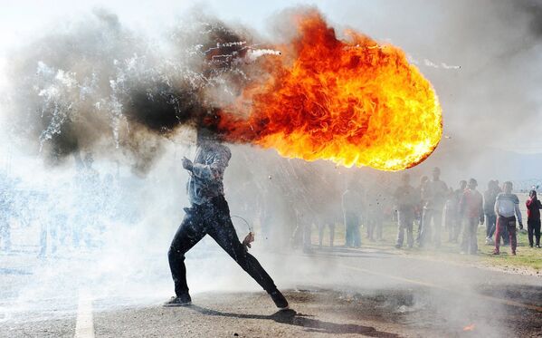 Протесты в городе Грабу. Работа фотографа Фандулвази Джайкло из ЮАР