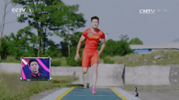 Китайский легкоатлет обогнал истребитель