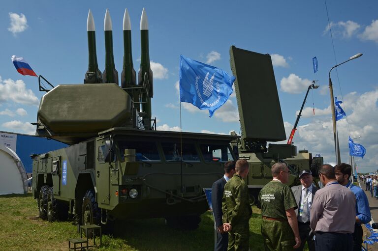 Посетители у самоходной огневой установки 9А317Э из состава зенитного ракетного комплекса Бук-М2Э на Международном авиационно-космическом салоне МАКС-2017 в Жуковском. 19 июля 2017 Посетители у самоходной огневой установки 9А317Э из состава зенитного ракетного комплекса Бук-М2Э на Международном авиационно-космическом салоне МАКС-2017 в Жуковском. 19 июля 2017