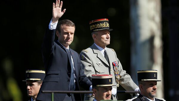 Президент Франции Эммануэль Макрон и начальник генштаба генерал Пьер де Вилье во время парада в честь Дня взятия Бастилии. 14 июля 2017
