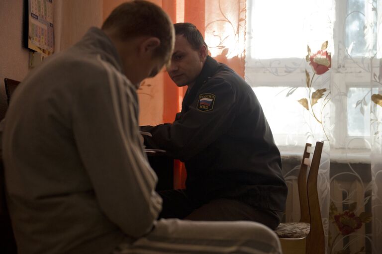 Сельский участковый беседует с учащимся средней школы Сельский участковый беседует с учащимся средней школы