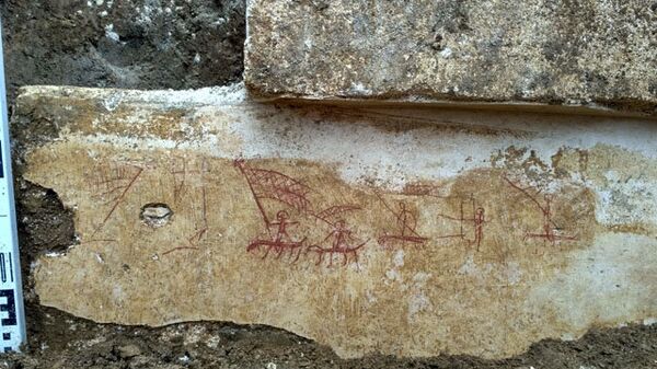 Схематические рисунки, нанесенные на штукатурку охрой и сажей, предположительно в III–V вв. н.э., найденные при раскопках кургана Госпитальный в Керчи