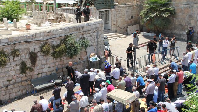 Мусульмане в Иерусалиме протестуют проттв установки металлодетекторов при входе на Храмовую гору.
